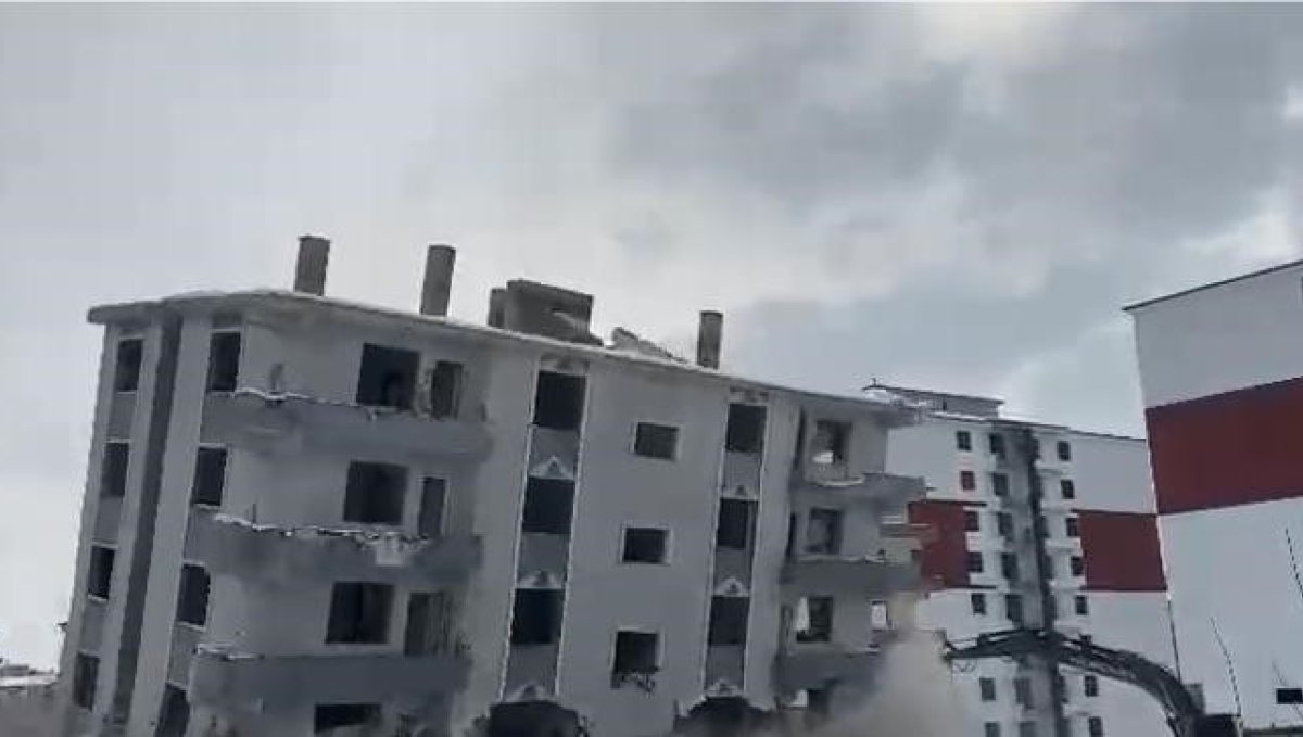 Elazığ'da hasarlı bina iş makinesiyle yıkıldı