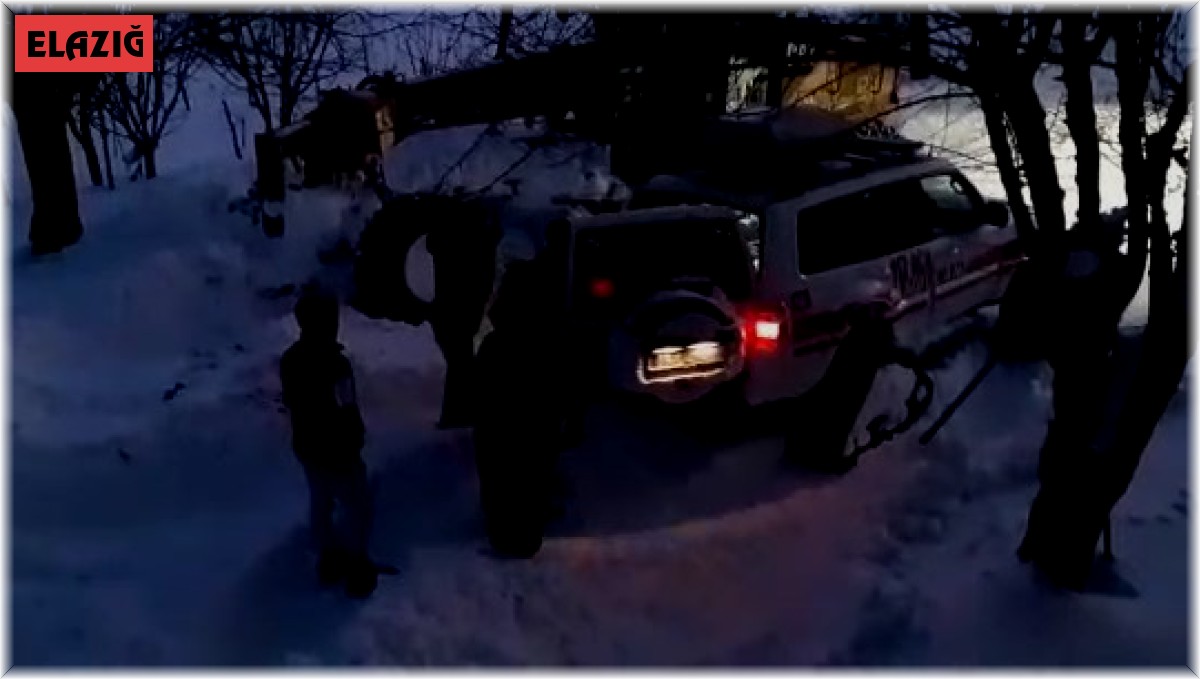 Elazığ'da hasta vatandaşın yardımına paletli ambulans yetişti