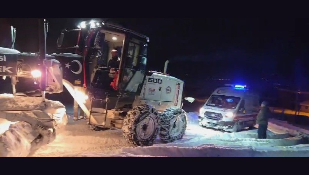 Elazığ'da hastaya giderken karda mahsur kalan ambulans kurtarıldı