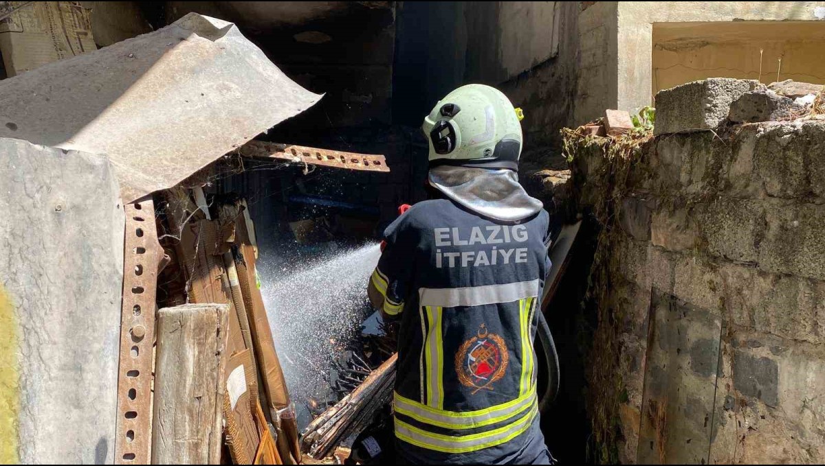 Elazığ'da havalandırma boşluğunda çıkan yangın paniğe neden oldu
