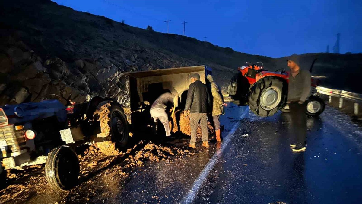 Elazığ'da hayvan gübresi yüklü traktör devrildi