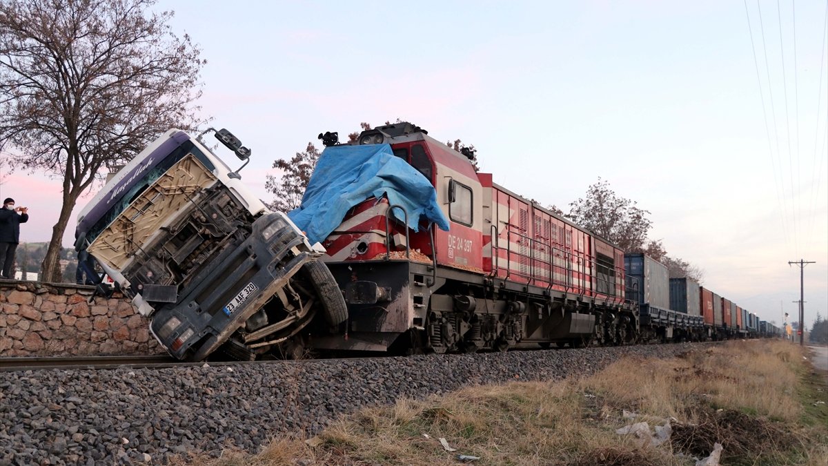 Elazığ'da hemzemin geçitte tıra yük treni çarptı: 5 yaralı