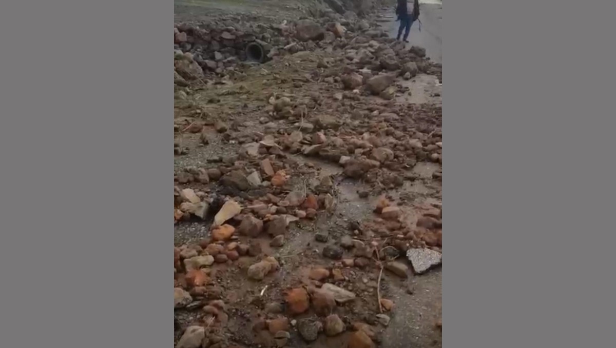 Elazığ'da heyelan nedeniyle yol ulaşıma kapandı