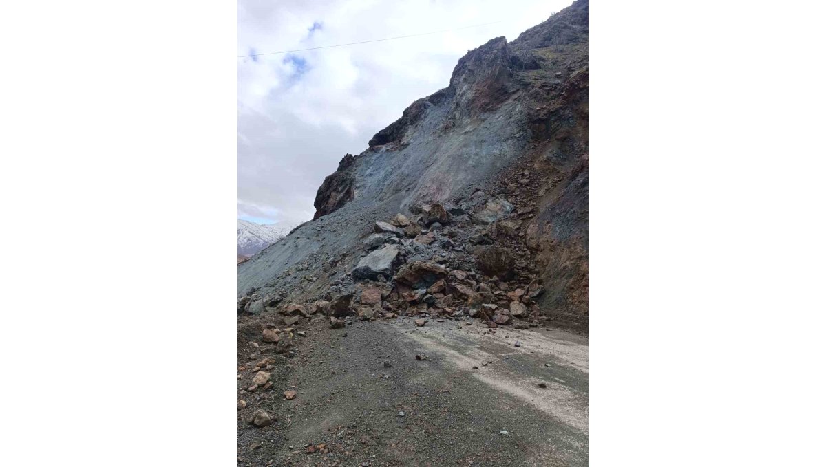 Elazığ'da heyelan yolu kapadı