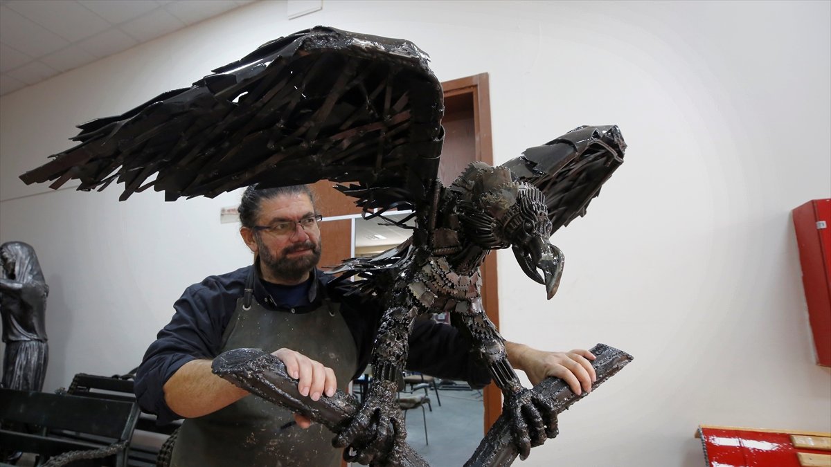 Elazığ'da heykel sanatçısı hurda parçalarından kartal heykeli yaptı