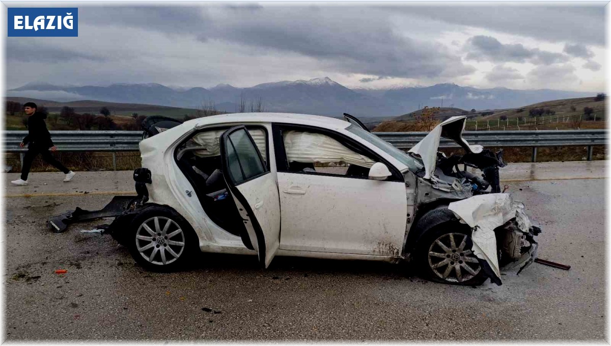 Elazığ'da iki araç çarpıştı: 4 yaralı