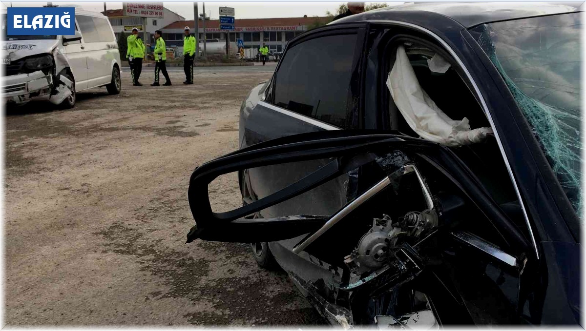 Elazığ'da iki araç çarpıştı: 5 yaralı