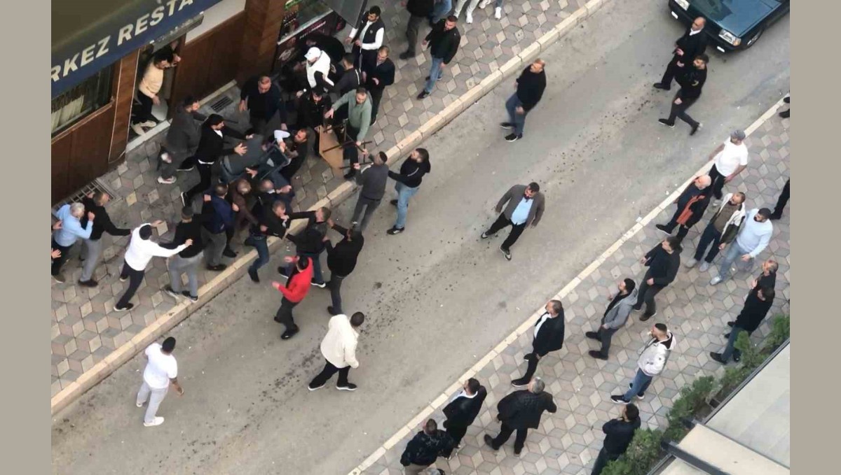 Elazığ'da iki grup arasında kavga: Masa ve sandalyeler havada uçuştu
