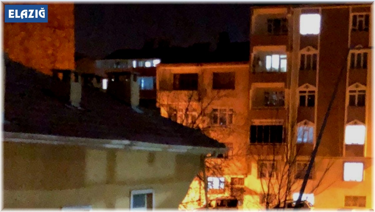 Elazığ'da iki katlı evin dış cephesinde dökülmeler meydana geldi