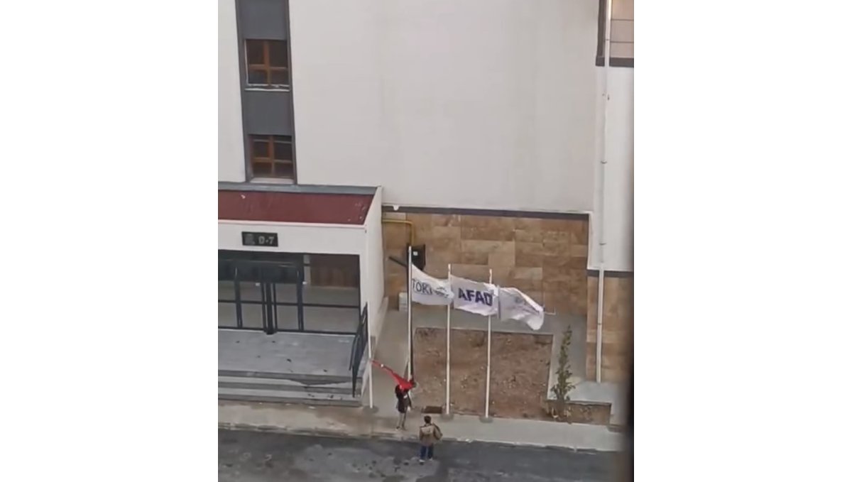 Elazığ'da iki küçük kalpten Türk bayrağına büyük vefa