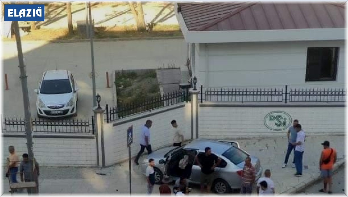 Elazığ'da iki otomobil çarpıştı:1 yaralı