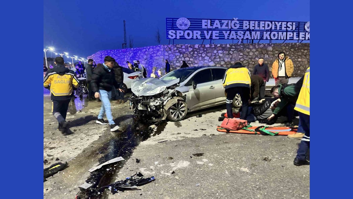 Elazığ'da iki otomobil çarpıştı: 2'si ağır 3 yaralı