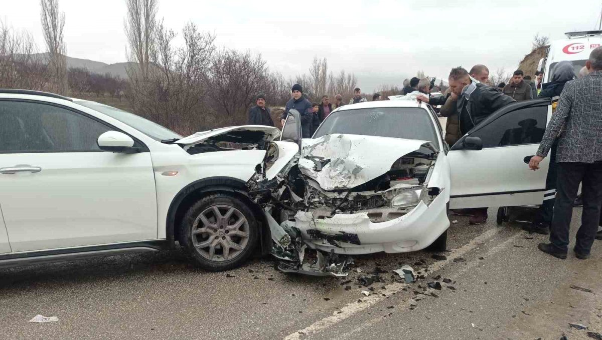 Elazığ'da iki otomobil çarpıştı: 9 yaralı