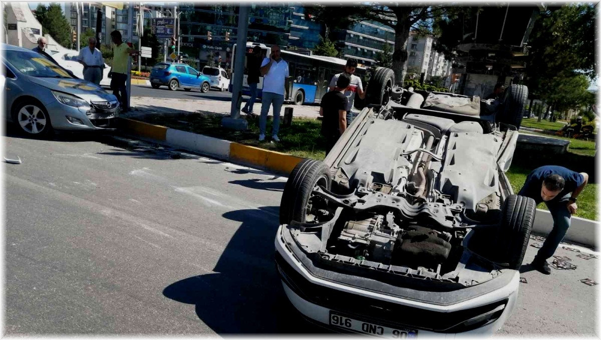 Elazığ'da iki otomobil çarpıştı biri ters döndü: 1 yaralı