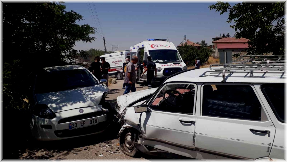 Elazığ'da iki otomobil kafa kafaya çarpıştı: 4 yaralı