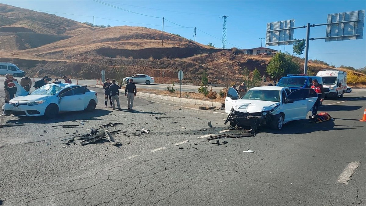 Elazığ'da iki otomobilin çarpışması sonucu yedi kişi yaralandı
