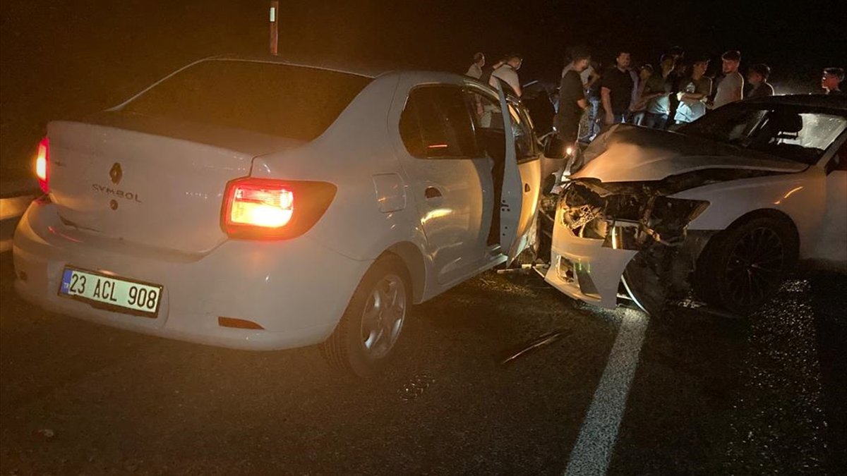 Elazığ'da iki otomobilin çarpıştığı kazada 4 kişi yaralandı
