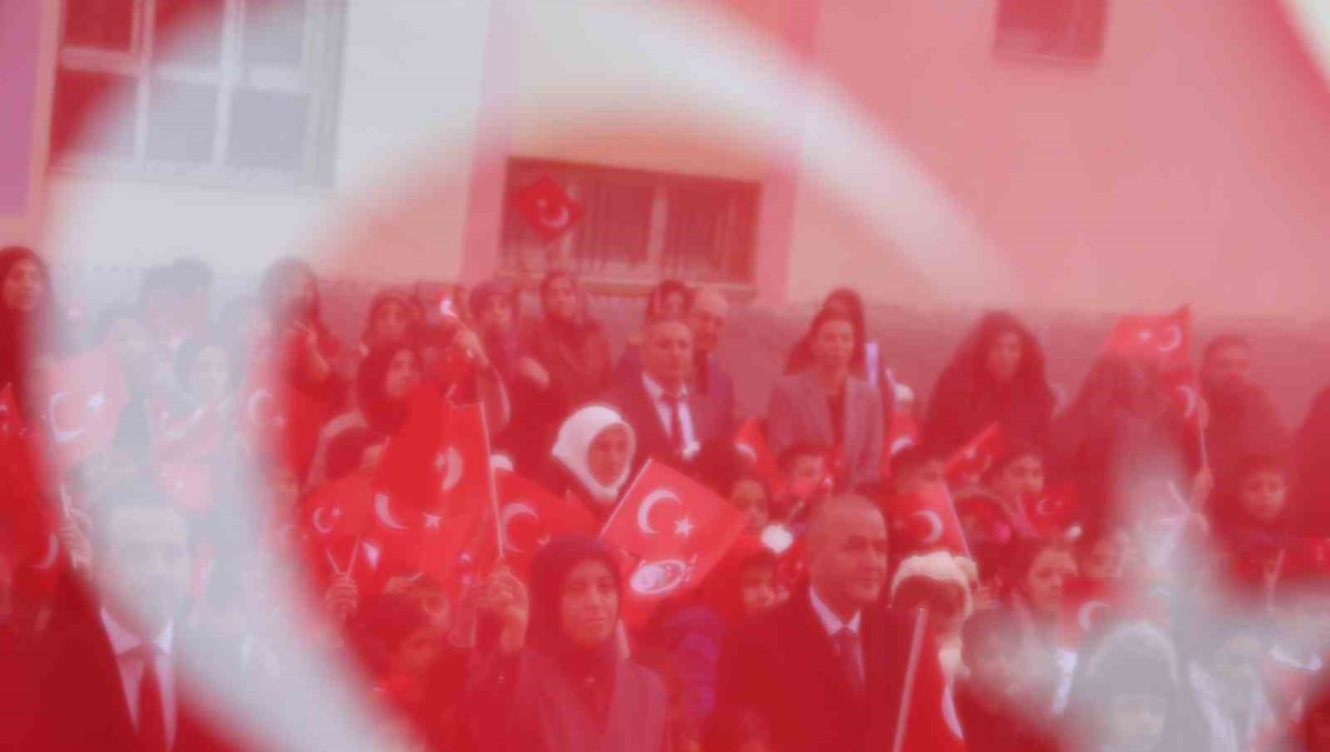 Elazığ'da ikinci dönemin ilk ders zili 'Bayrak Sevgisi' ile çaldı