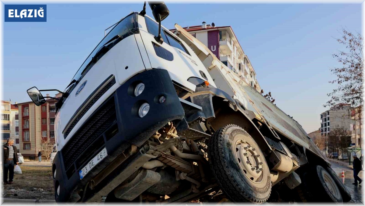Elazığ'da ilginç kaza: Yol çöktü kamyon çukura düştü