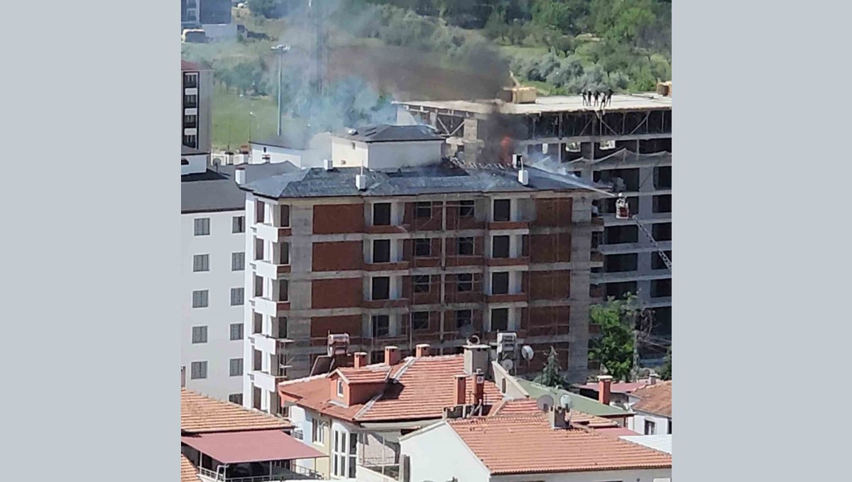 Elazığ'da inşaattaki çatı yangını söndürüldü