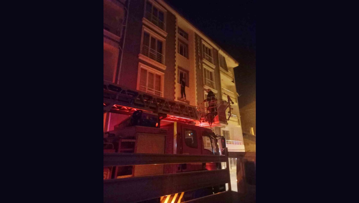 Elazığ'da intihara kalkışan şahsı itfaiye ekipleri ikna ederek indirdi
