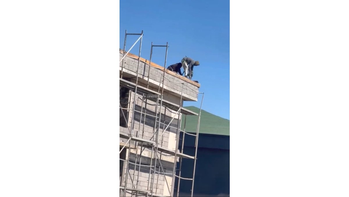 Elazığ'da işçilerin çatıda tehlikeli çalışması