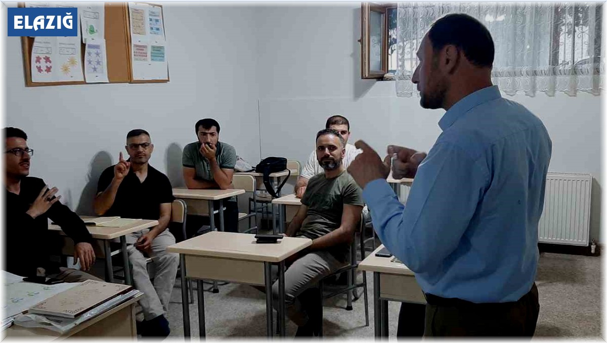 Elazığ'da işitme engelliler işaret dili ile Kur'an-ı Kerim öğreniyor