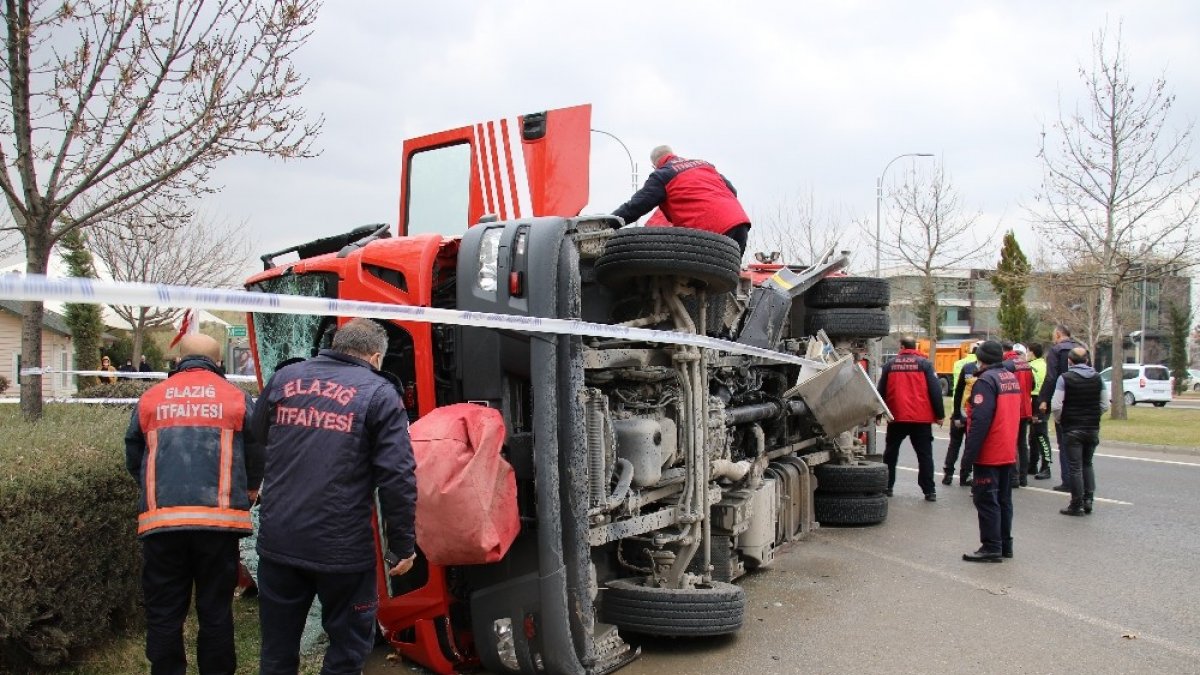 Elazığ'da itfaiye aracı ile otomobil çarpıştı: 7 yaralı