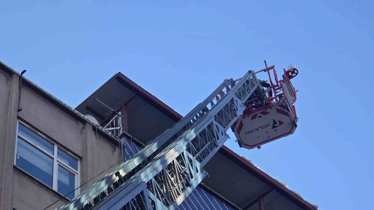 Elazığ'da itfaiye ekiplerinin çatılarda buz ve kar mesaisi