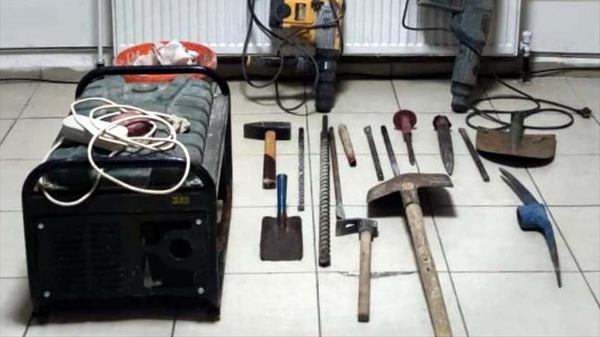 Elazığ'da izinsiz kazı yapan 4 kişi suçüstü yakalandı