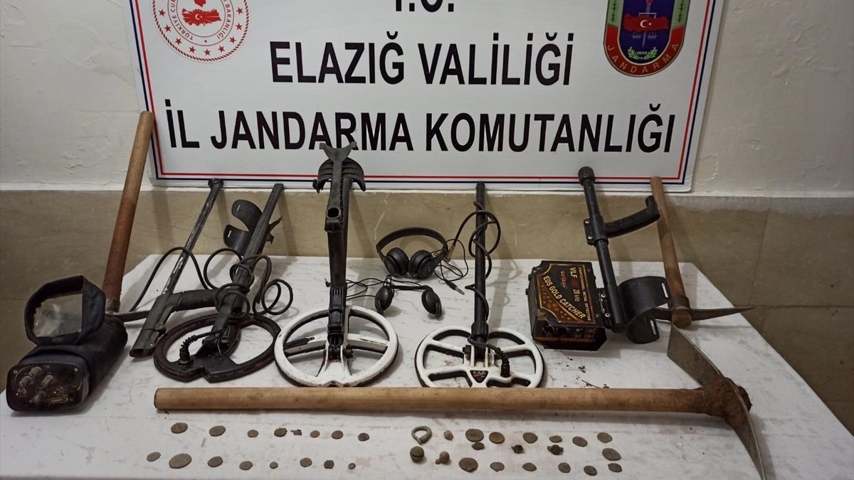 Elazığ'da izinsiz kazı yapan 4 şüpheli yakalandı