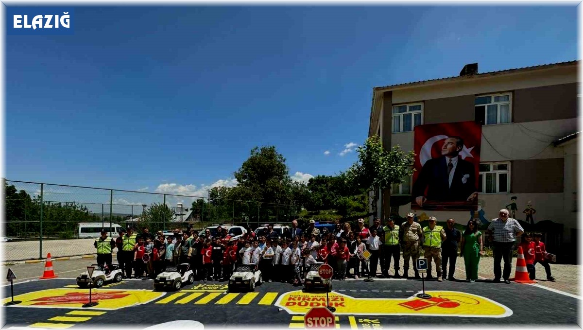 Elazığ'da jandarma ekipleri çocuklara trafik eğitimi verdi