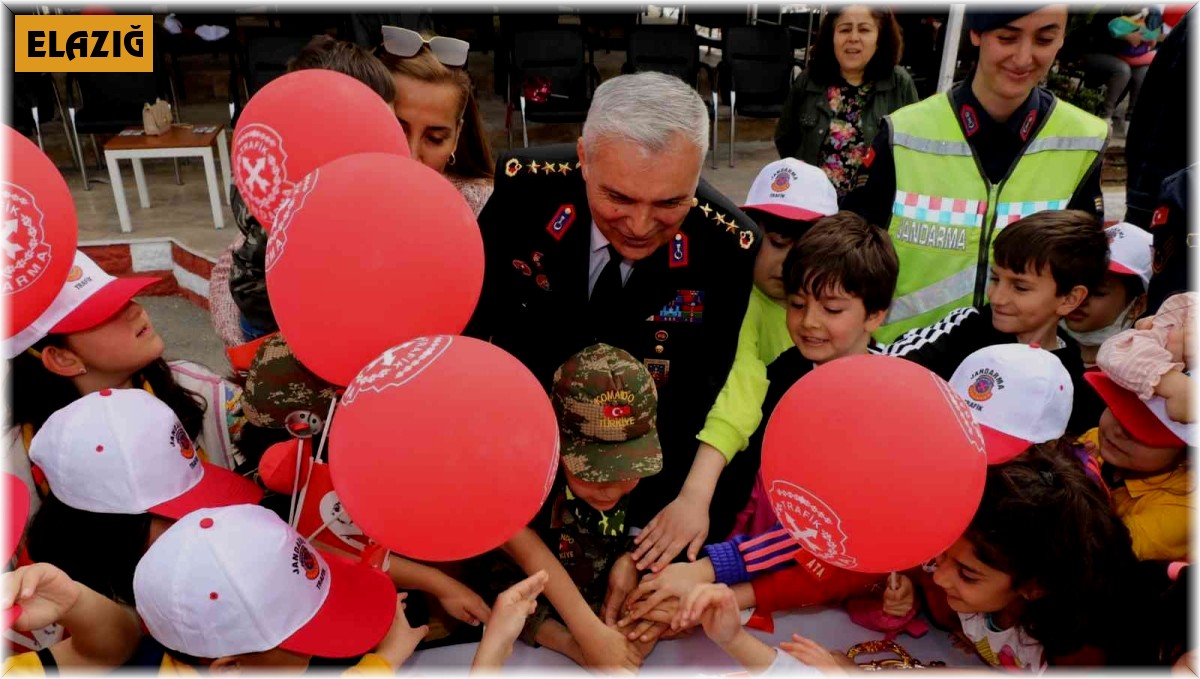 Elazığ'da jandarma ekipleri, çocukları misafir etti