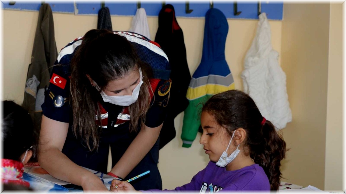 Elazığ'da jandarma ekipleri çocuklarla bir araya geldi