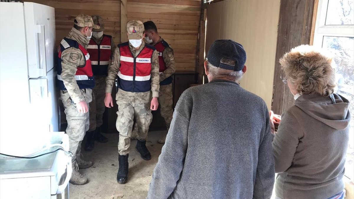 Elazığ'da jandarma ekipleri depremzedeler için seferber oldu