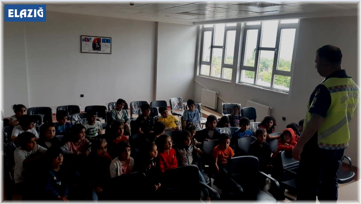 Elazığ'da jandarma ekipleri, öğrencilere trafik eğitimi verildi