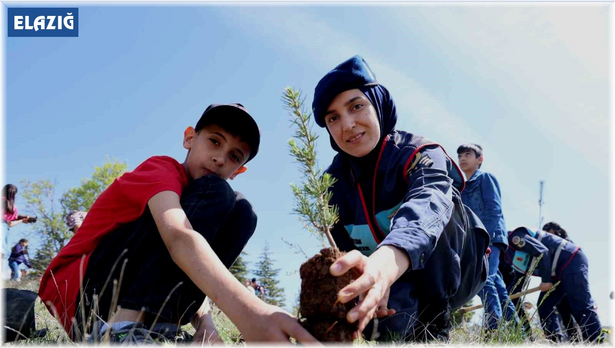 Elazığ'da jandarma ekipleri öğrencilerle birlikte fidan dikti