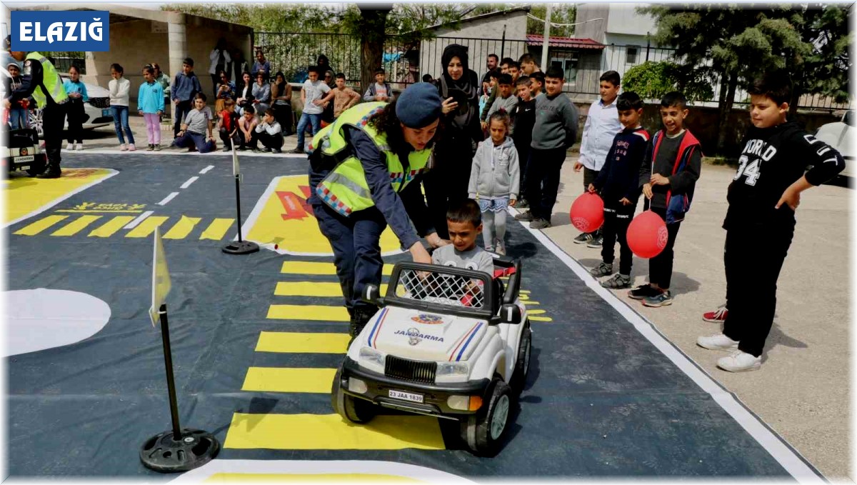 Elazığ'da jandarma ekipleri, trafik eğitimlerine devam ediyor