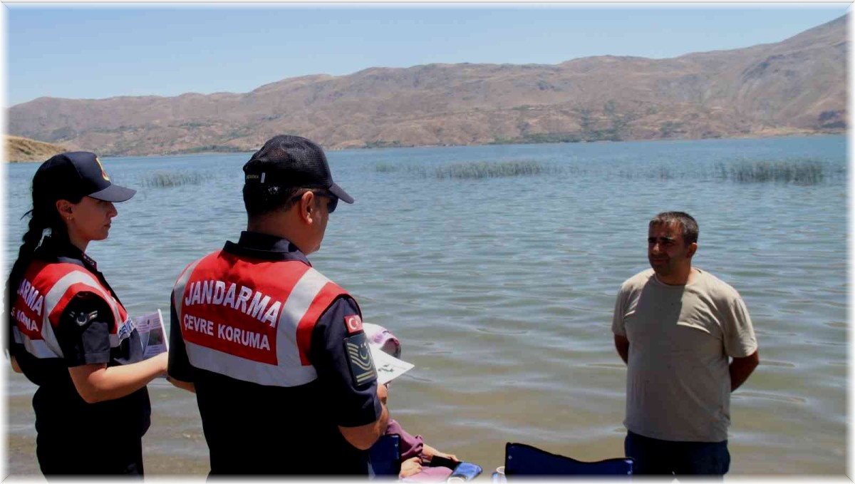 Elazığ'da jandarma ekipleri, vatandaşları suda boğulmalara karşı bilgilendirdi