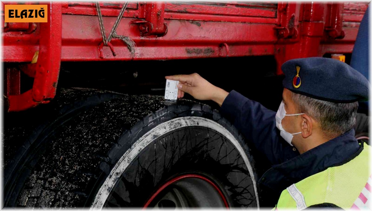 Elazığ'da jandarma ekiplerinden kış lastiği denetimi
