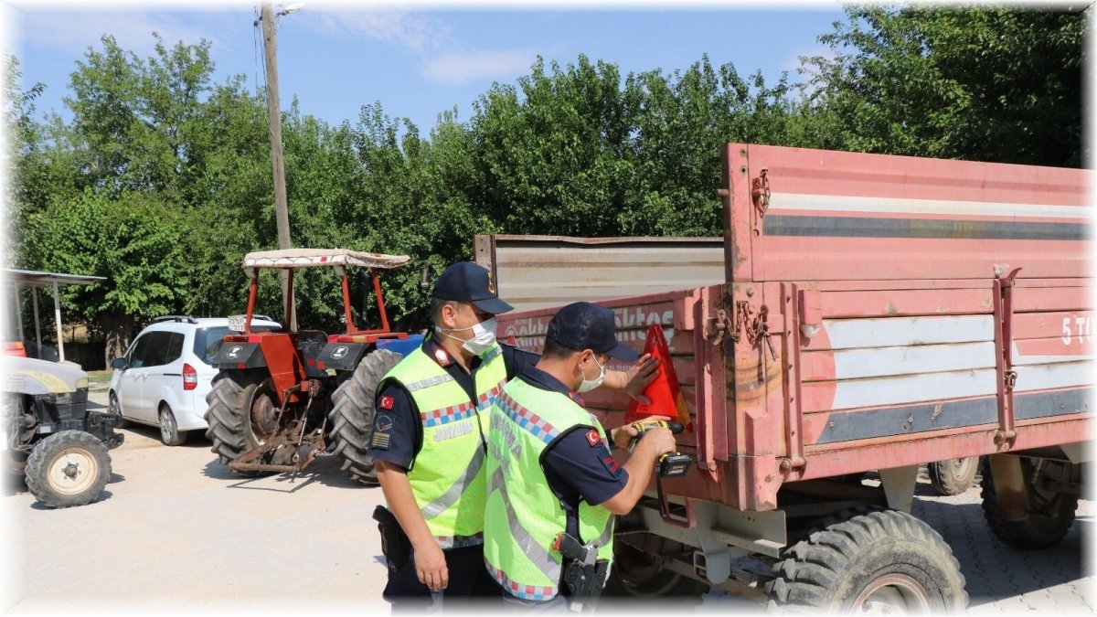 Elazığ'da jandarma, traktör denetimi yaptı
