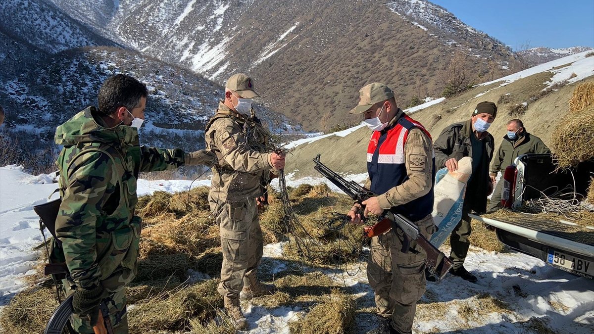 Elazığ'da jandarma yabani hayvanlar için doğaya yem bıraktı