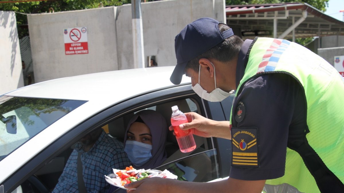 Elazığ'da jandarmadan bayramda şeker ve kolonyalı uygulama