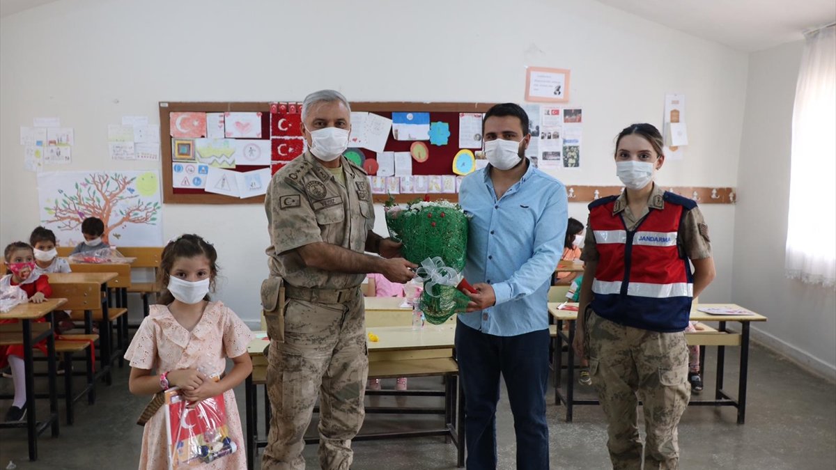 Elazığ'da jandarmadan öğrencilere maske ve dezenfektan