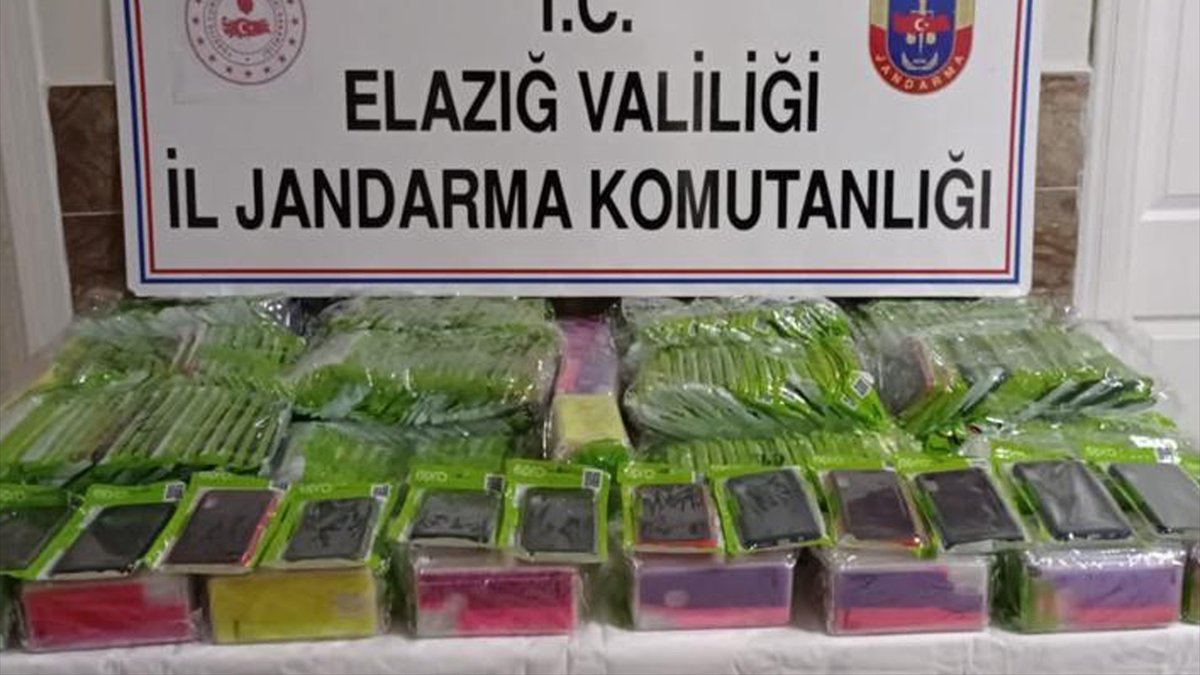 Elazığ'da kaçak 550 cep telefonu aksesuarı ele geçirildi