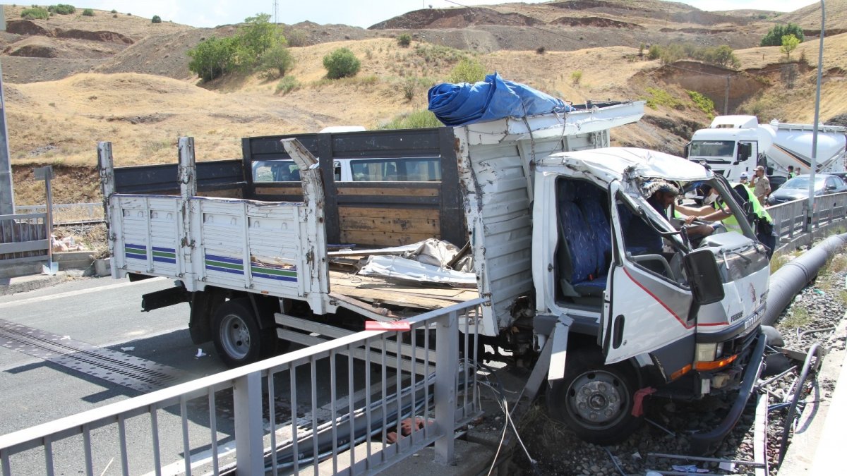 Elazığ'da kamyon bariyerlere çarptı: 1 ölü