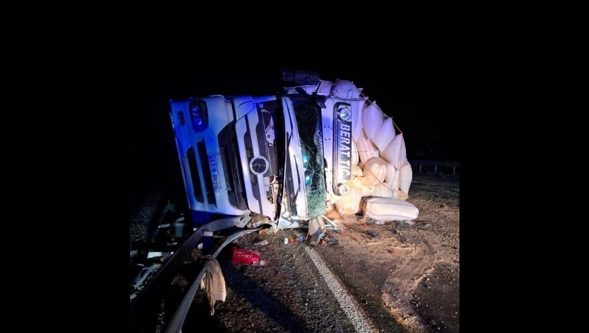 Elazığ'da kamyon devrildi: 1 yaralı