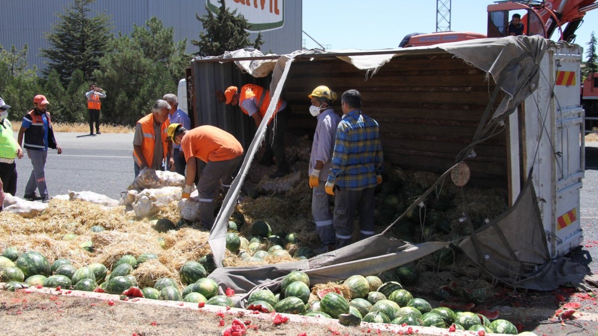 Elazığ'da kamyon devrildi karpuzlar yola saçıldı, ekipler ve vatandaşlar yardıma koştu