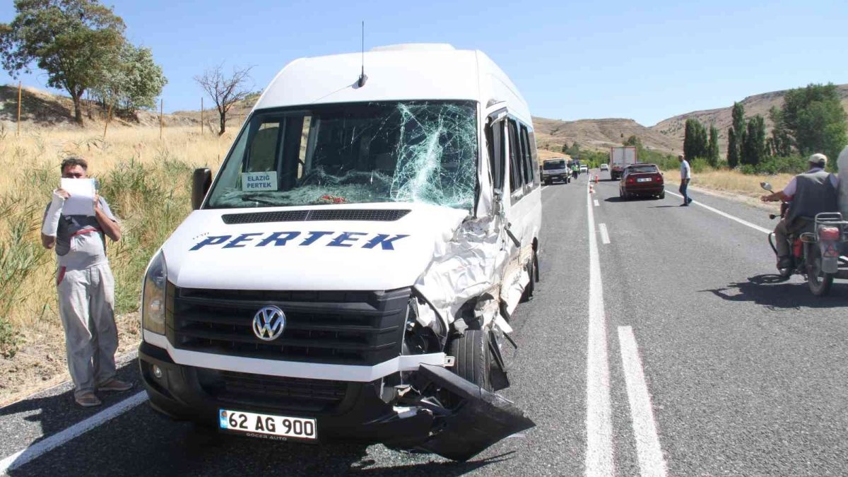 Elazığ'da kamyon ile minibüs çarpıştı: 2 yaralı