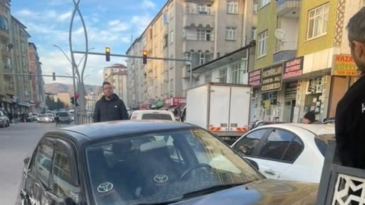 Elazığ'da kamyon ile otomobil çarpıştı